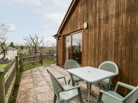 An outdoor patio with a table and chairs at Orchard Cottage in Ledbury