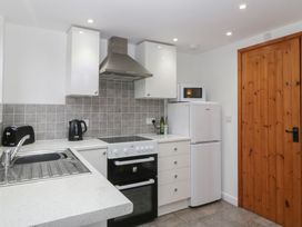 A kitchen with appliances and countertop at Horse Gin in Lydney