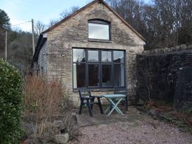 An outdoor area with a table and chairs at Horse Gin Parkend