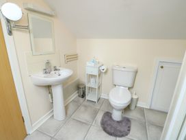 A bathroom with a sink and toilet at Getws in Ty Croes