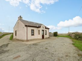 A house with a driveway and parking area at Getws in Ty Croes
