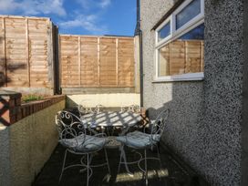 A seating area with a table and chairs at 15 Rose Hill Beaumaris
