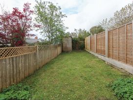 A garden with grass and trees at 15 Rose Hill Beaumaris