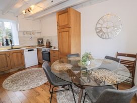 A kitchen with a dining table and chairs at Lon Popty in Dolgellau