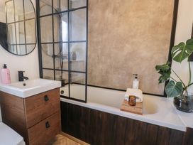 A bathroom with a sink and bathtub at Lon Popty in Dolgellau