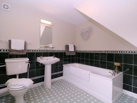 A bathroom with a toilet, sink, and bathtub at Farm View Annex in Painswick