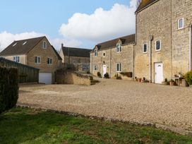 An outdoor area with buildings and a gravel driveway at Farm View Annex in Painswick