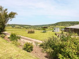 A garden with a table and chairs at Farm View Annex in Painswick
