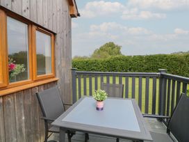 An outdoor patio with a table and chairs at James Ville Marina Lodge 7 in Brigg