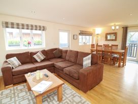 A living room featuring a sofa and dining area at James Ville Marina Lodge 7 Brigg