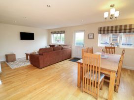 A living room with a sofa and dining area at James Ville Marina Lodge 7 Brigg