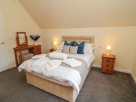 A bedroom with a bed and bedside tables at James Ville Marina Lodge 7 in Brigg
