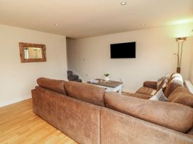 A living room with a sofa and coffee table at James Ville Marina Lodge 8 in Brigg