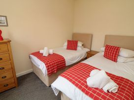 A bedroom with two beds and a dresser at James Ville Marina Lodge 9 in Brigg