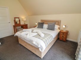 A bedroom with a bed and nightstand at James Ville Marina Lodge 9 in Brigg
