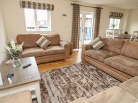 A living room with two sofas and a coffee table at James Ville Marina Lodge 13 in Brigg