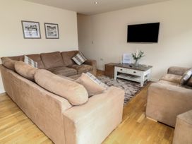 A living room with sofas and a coffee table at James Ville Marina Lodge 13 in Brigg