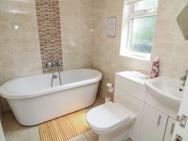 A bathroom with a bathtub, toilet, and sink at James Ville Marina Lodge 13, Brigg