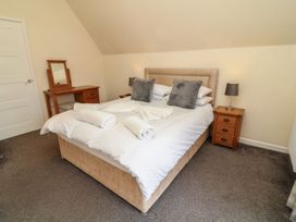 A bedroom with a bed and bedside tables at James Ville Marina Lodge 13 in Brigg