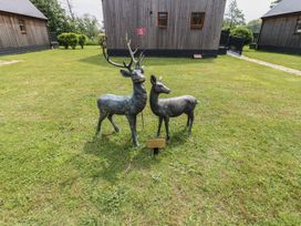 A deer sculpture in a garden at James Ville Marina Lodge 13 in Brigg