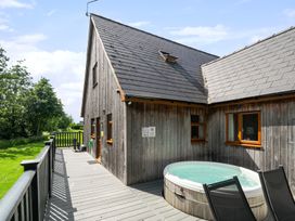An outdoor area with a hot tub and wooden decking at James Ville Marina Lodge 13 in Brigg