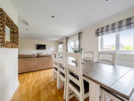 A dining area with a table and chairs at James Ville Marina Lodge 13 in Brigg