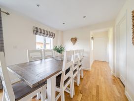 A dining room with a table and chairs at James Ville Marina Lodge 13 in Brigg