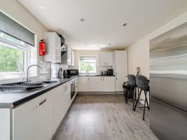 A kitchen with appliances and seating at James Ville Marina Lodge 13, Brigg