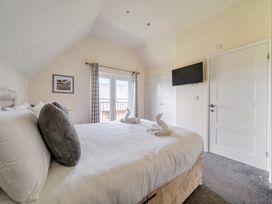 A bedroom featuring a bed and TV at James Ville Marina Lodge 13 in Brigg