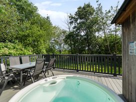 An outdoor area with a hot tub and seating at James Ville Marina Lodge 13 in Brigg