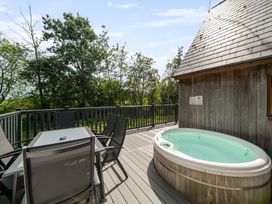 A deck with a hot tub and outdoor furniture at James Ville Marina Lodge 13 in Brigg