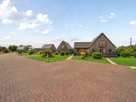 An outdoor area with wooden houses and landscaped gardens at James Ville Marina Lodge 13 in Brigg