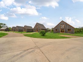 Several wooden houses on a green area at James Ville Marina Lodge 13 in Brigg