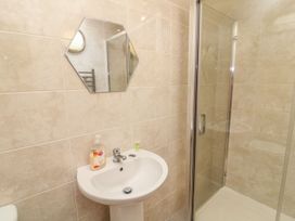 A bathroom with sink and shower at James Ville Marina Lodge 14 in Brigg