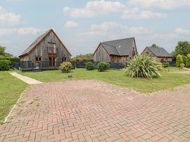 A group of houses with a pathway and grass area at James Ville Marina Lodge 21 in Brigg