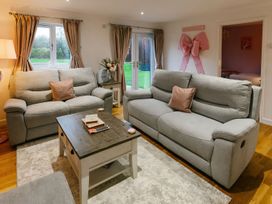 A living room with sofas and a coffee table at James Ville Marina Lodge 23 in Brigg