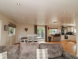 A living room with a dining area and kitchen at James Ville Marina Lodge 10 in Brigg