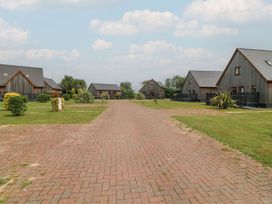 A pathway leading to houses at James Ville Marina Lodge 10 in Brigg