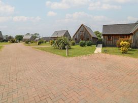 A view of cabins from a driveway at James Ville Marina Lodge 10 in Brigg