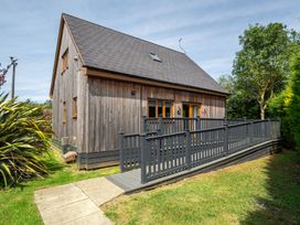 A house with a deck and ramp at James Ville Marina Lodge 10 in Brigg