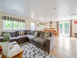 A living room with a sofa and dining area at James Ville Marina Lodge 10 in Brigg