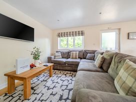 A living room with a sofa and coffee table at James Ville Marina Lodge 10, Brigg