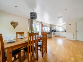 A dining room with a table and chairs at James Ville Marina Lodge 10, Brigg