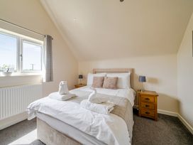 A bedroom with a bed and bedside table at James Ville Marina Lodge 10 Brigg