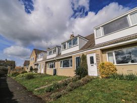 Row of houses with gardens at 11 Berry Close in Painswick