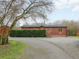 A house with a gravel driveway at Waters Edge Lodge in Windermere