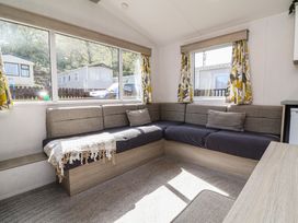 A snug area with a sofa and windows at N5 Ilfracombe