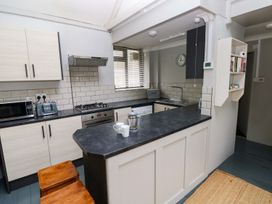 A kitchen with a countertop and appliances at Brewery Cottage
