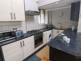 A kitchen with appliances and a countertop at Brewery Cottage in 