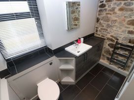 A bathroom with a sink and toilet at Brewery Cottage